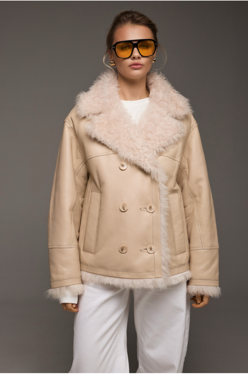 Дубленка бежевого цвета из натуральной овчины - фото 0