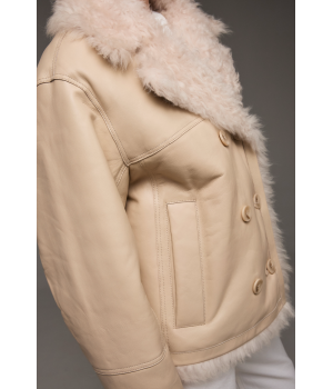 Дубленка бежевого цвета из натуральной овчины - фото 2