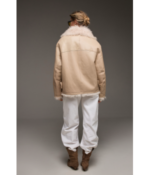 Дубленка бежевого цвета из натуральной овчины - фото 1