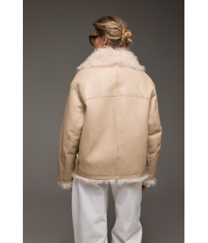 Дубленка бежевого цвета из натуральной овчины - фото 0