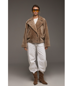 Двухсторонняя короткая дубленка-бомбер бежевого цвета - фото 6