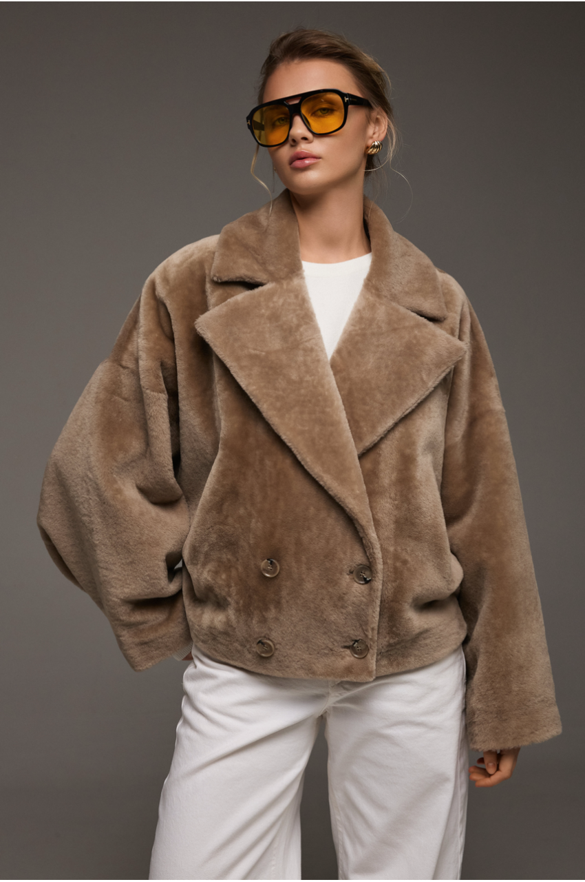 Двухсторонняя короткая дубленка-бомбер бежевого цвета - фото 0 Двухсторонняя короткая дубленка-бомбер бежевого цвета - фото 0