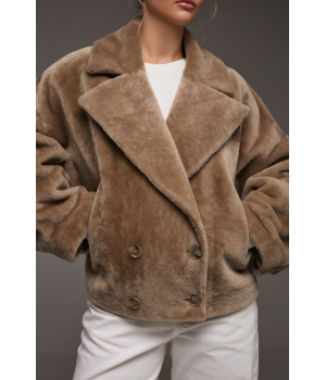 Двухсторонняя короткая дубленка-бомбер бежевого цвета - фото 0