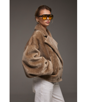 Двухсторонняя короткая дубленка-бомбер бежевого цвета - фото 4