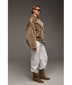 Двухсторонняя короткая дубленка-бомбер бежевого цвета - фото 3