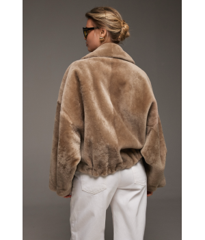 Двухсторонняя короткая дубленка-бомбер бежевого цвета - фото 2