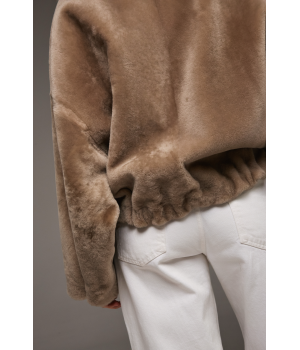 Двухсторонняя короткая дубленка-бомбер бежевого цвета - фото 1