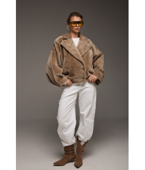 Двухсторонняя короткая дубленка-бомбер бежевого цвета - фото 5