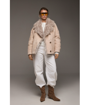 Стильная замшевая дубленка бежевого цвета - фото 1