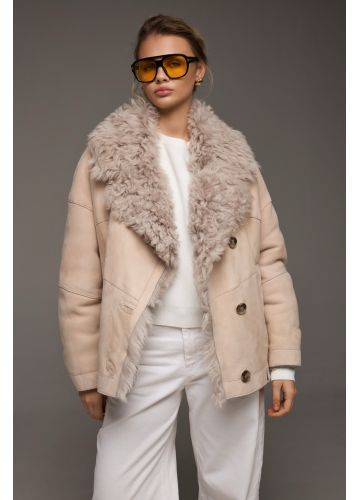 Стильная замшевая дубленка бежевого цвета - фото 1