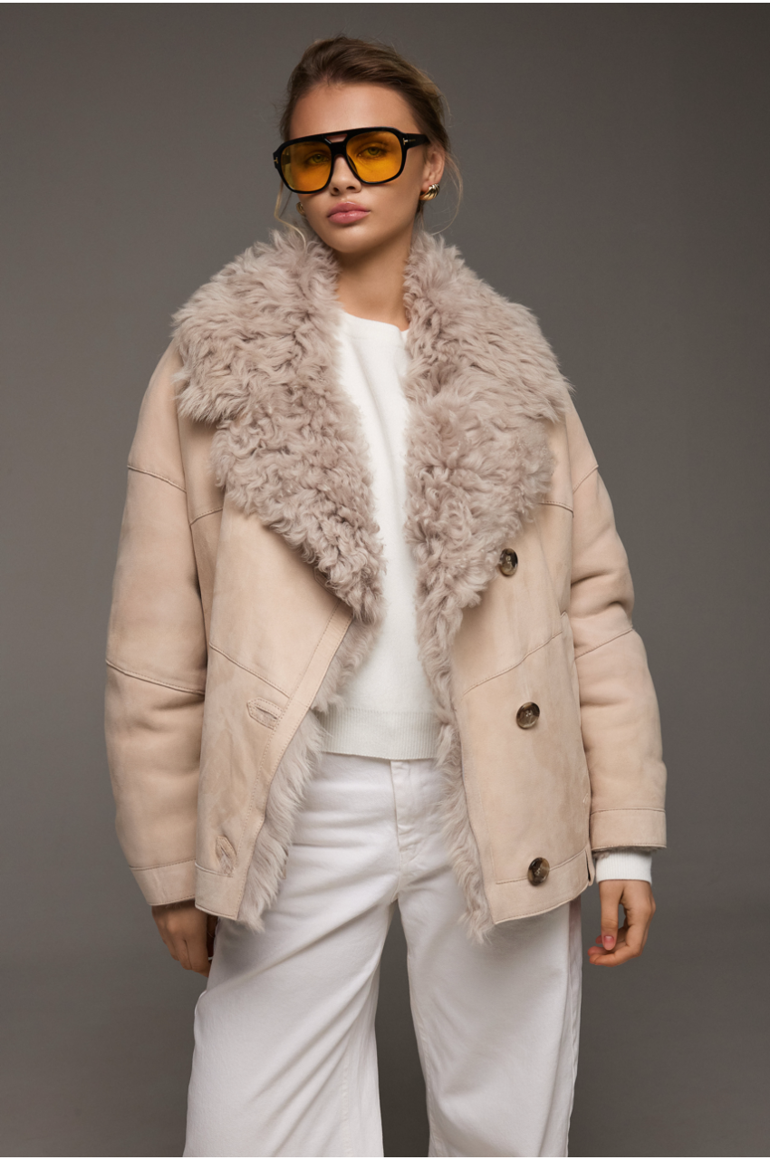Стильная замшевая дубленка бежевого цвета - фото 0