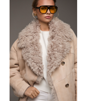 Стильная замшевая дубленка бежевого цвета - фото 0