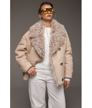 Стильная замшевая дубленка бежевого цвета - фото 3