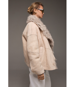 Стильная замшевая дубленка бежевого цвета - фото 2
