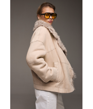 Стильная замшевая дубленка бежевого цвета - фото 5