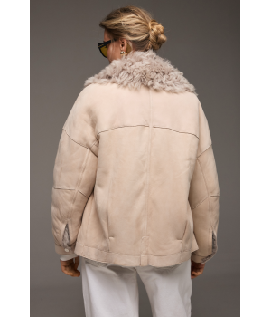 Стильная замшевая дубленка бежевого цвета - фото 4