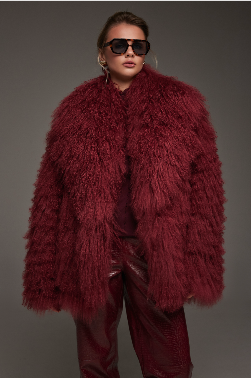 Женская шуба из ламы винного цвета - фото 0 Женская шуба из ламы винного цвета - фото 0
