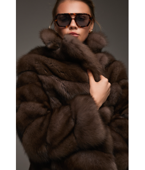 Женская шуба из куницы шоколадного цвета - фото 2