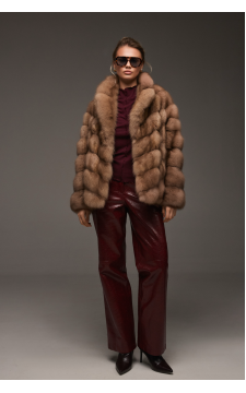 Женская шуба из куницы коричневого цвета - фото 1