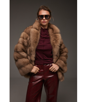 Женская шуба из куницы коричневого цвета - фото 0