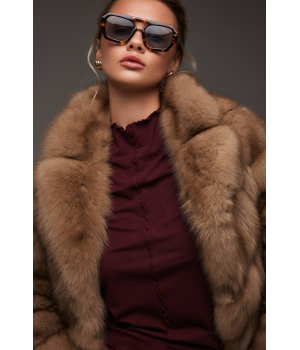 Женская шуба из куницы коричневого цвета - фото 1