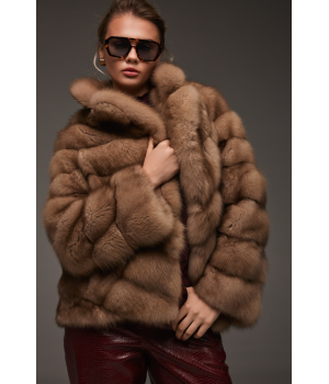 Женская шуба из куницы коричневого цвета - фото 5