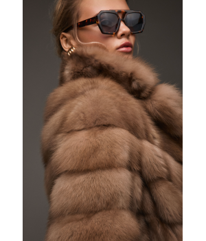 Женская шуба из куницы коричневого цвета - фото 4