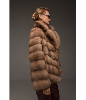 Женская шуба из куницы коричневого цвета - фото 2