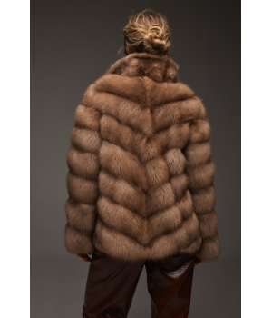 Женская шуба из куницы коричневого цвета - фото 3