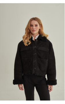 Короткая замшевая дублёнка чёрного цвета из натуральной овчины - фото 1