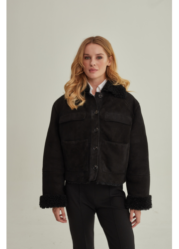 Коротка замшева дублянка чорного кольору з натуральної овчини - фото 1