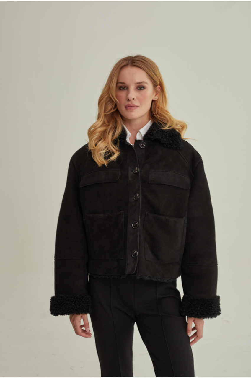 Коротка замшева дублянка чорного кольору з натуральної овчини - фото 0