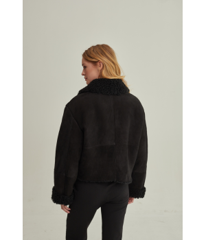 Коротка замшева дублянка чорного кольору з натуральної овчини - фото 15