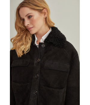 Коротка замшева дублянка чорного кольору з натуральної овчини - фото 2