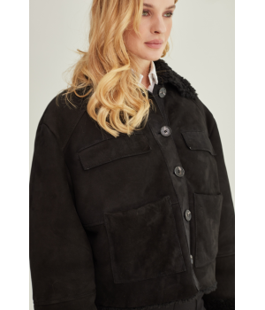 Коротка замшева дублянка чорного кольору з натуральної овчини - фото 4