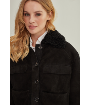 Коротка замшева дублянка чорного кольору з натуральної овчини - фото 8