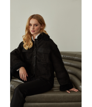 Коротка замшева дублянка чорного кольору з натуральної овчини - фото 10