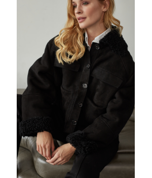 Коротка замшева дублянка чорного кольору з натуральної овчини - фото 14