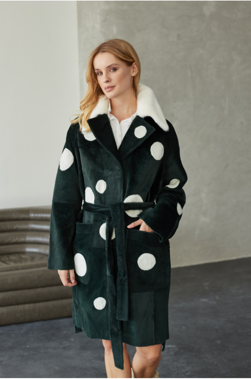 Дублянка із натуральної овчини зеленого кольору з принтом горох та норковим коміром - фото 0