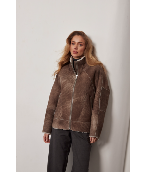 Женская короткая дублёнка в стиле VINTAGE из натуральной овчины коричневого цвета - фото 12