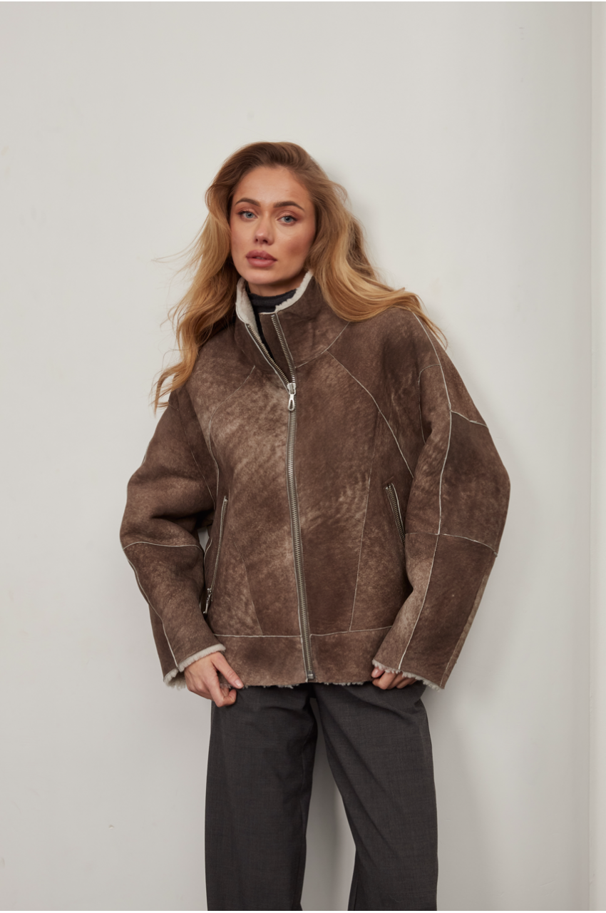 Женская короткая дублёнка в стиле VINTAGE из натуральной овчины коричневого цвета - фото 0