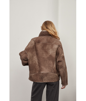 Женская короткая дублёнка в стиле VINTAGE из натуральной овчины коричневого цвета - фото 11
