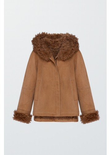 Замшева дублянка коричневого кольору з капюшоном - фото 1