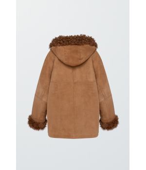 Замшева дублянка коричневого кольору з капюшоном - фото 0