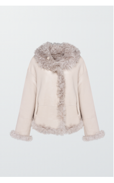 Короткая дубленка бежевого цвета с капюшоном из натуральной овчины - фото 1