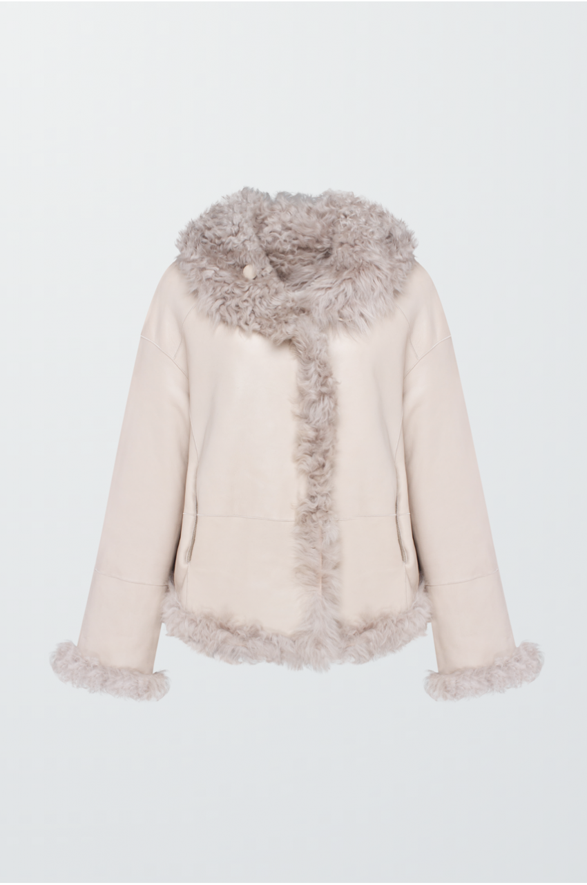 Коротка дублянка бежевого кольору з капюшоном із натуральної овчини - фото 0