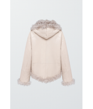 Коротка дублянка бежевого кольору з капюшоном із натуральної овчини - фото 0