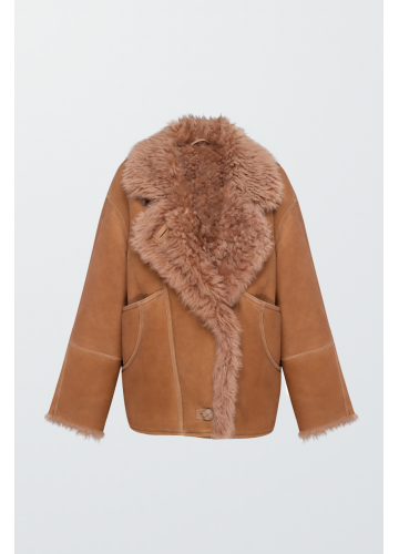 Стильна замшева дублянка коричньового кольору - фото 1