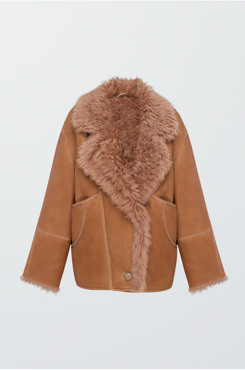 Стильна замшева дублянка коричньового кольору - фото 0