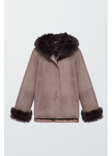 Замшева дублянка темно-бежевого кольору з капюшоном - фото 1